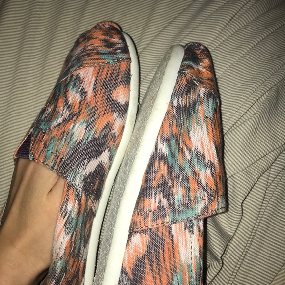 Patterned Toms - Picture 8 of 8